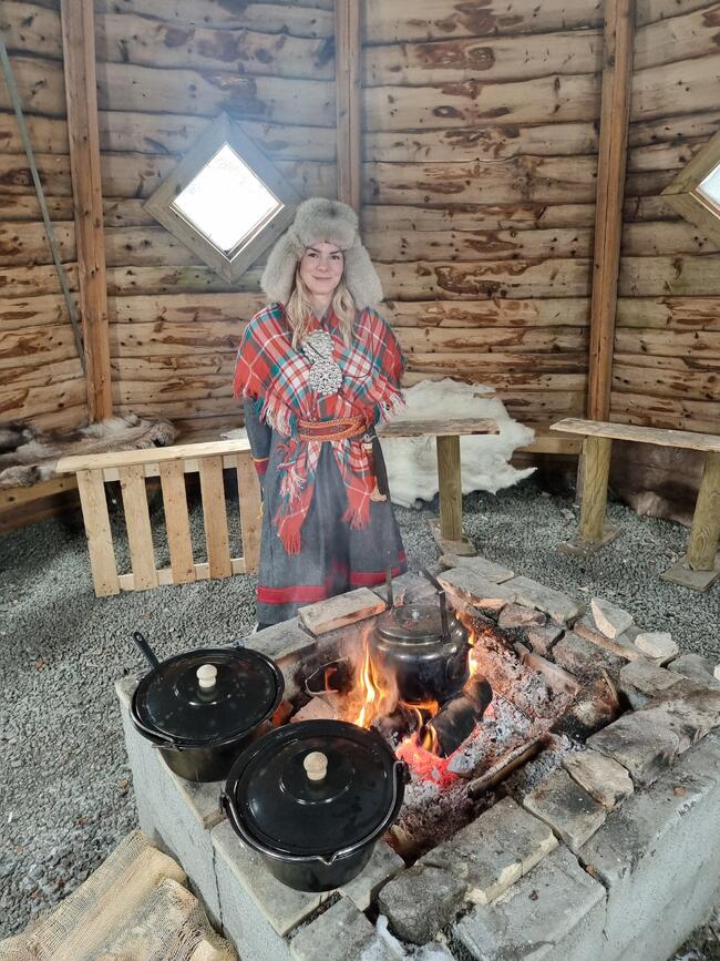 Kine Henriksen i lavvo