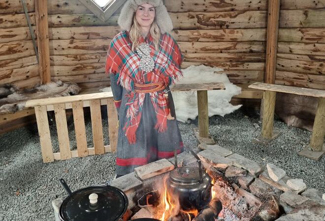 Kine Henriksen i lavvo