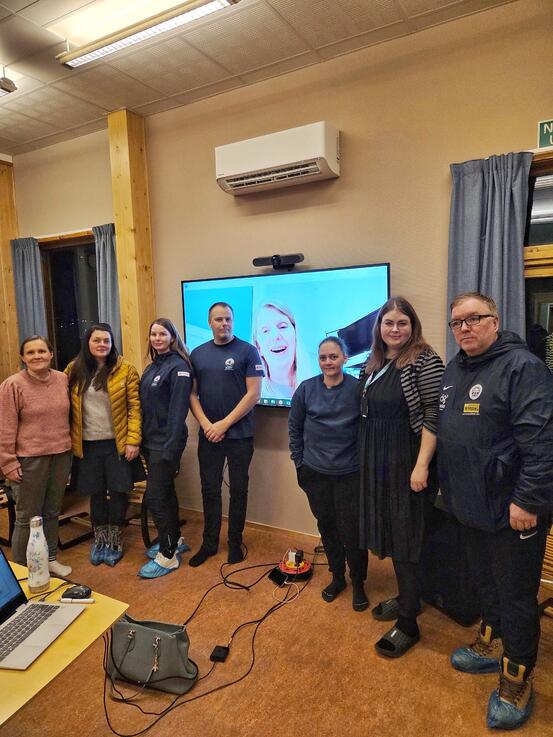 Bente Nygård, Elin Lambertsen, Renate Andresen, Kim Ståle Eriksen, Elisabeth Torgeirsen (på skjerm), Christine Molander Moe, Linn-Eva Sæter og Dag-Jøran Olsen.Foto: Janne Johansen Gruppebilder av representanter for ungdomsklubbene