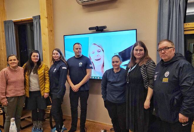 Bente Nygård, Elin Lambertsen, Renate Andresen, Kim Ståle Eriksen, Elisabeth Torgeirsen (på skjerm), Christine Molander Moe, Linn-Eva Sæter og Dag-Jøran Olsen.Foto: Janne Johansen Gruppebilder av representanter for ungdomsklubbene
