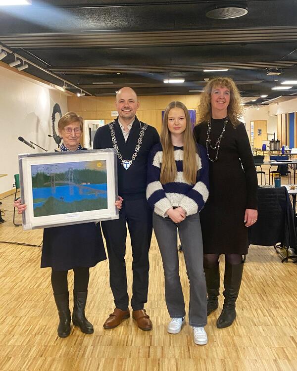 Anne Henriksen, ordfører Robin Ridderseth, Jenny Larsen, Janne Johansen. Foto: Linn-Eva Sæter Jenny Larsen og Anne Henriksen sammen med ordfører og avdelinsgleder kultur og folkehelse