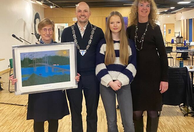 Anne Henriksen, ordfører Robin Ridderseth, Jenny Larsen, Janne Johansen. Foto: Linn-Eva Sæter Jenny Larsen og Anne Henriksen sammen med ordfører og avdelinsgleder kultur og folkehelse