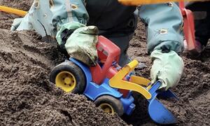 Bilde viser barnehender med traktor