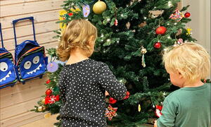 Barn som pynter juletre