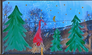 Nisse og juletre malt på vindu