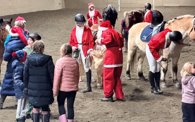 venter på gaver og ridetur