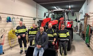 Arbeidere sammen med ny traktor