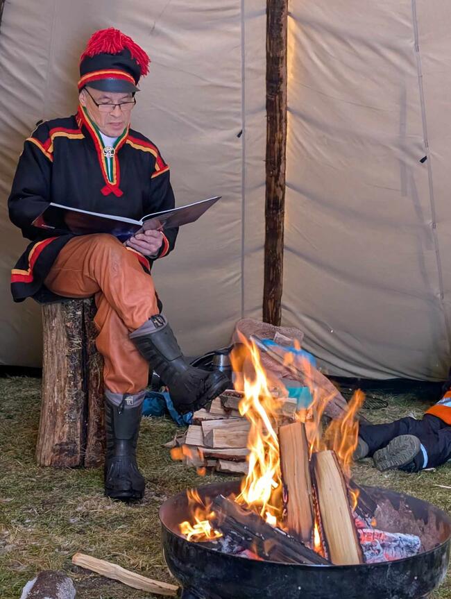 Tore Johnsen ved bålet