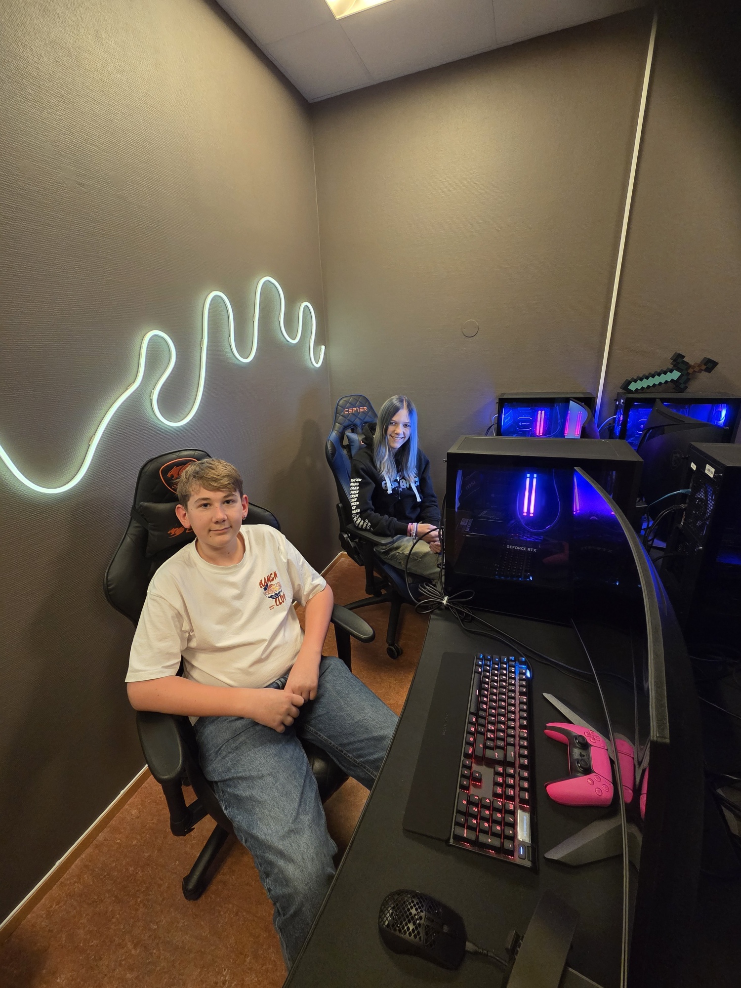 Ungdommer på gamingrommet