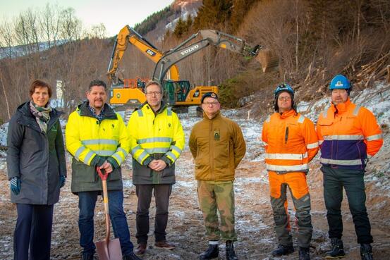 Distriktssjef i Forsvarsbygg, Wenche Georgsen, prosjektleder FB Gøran Nilssen, prosjektsjef FB Anders Sirevaag, nestkommanderende Ramsund orlogsstasjon orlogskaptein Jan Berge Haugland, anleggsleder Harstad Maskin Niclas Jonsson og prosjektleder Harstad