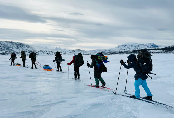 Ungdom som går på ski på fjellet