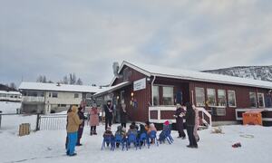 Arrangement barnehage - avduking samsik skilt