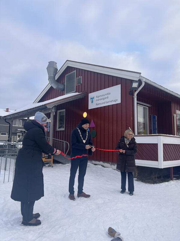 Arrangement barnehage - avduking av samisk skilt