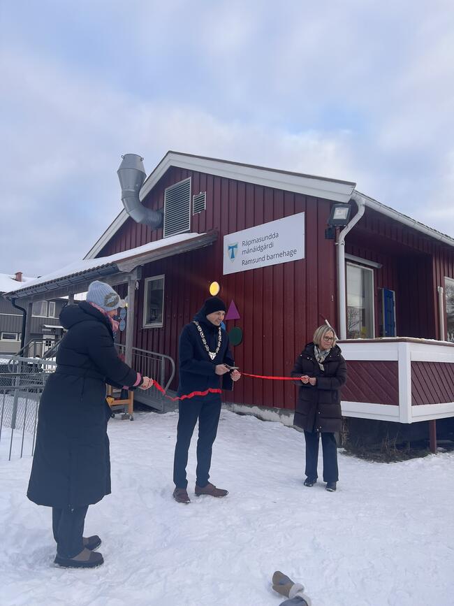 Arrangement barnehage - avduking av samisk skilt