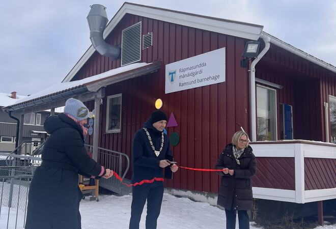 Arrangement barnehage - avduking av samisk skilt