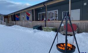Bilde av barnehage med samiske flagg og bålpanne