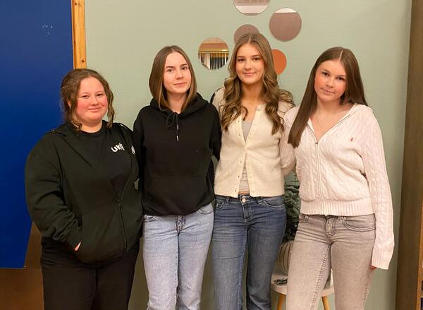 Foto viser et utvalg av medlemmer i Ungdomsrådet