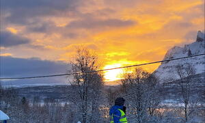 Lek ute i sne med sol i bakgrunn