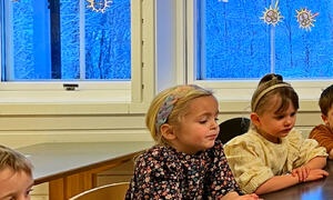 Barn i barnehage baker boller