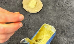 Barn baker boller i barnehage