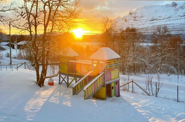 Sol og lekestativ i vinterlandskap