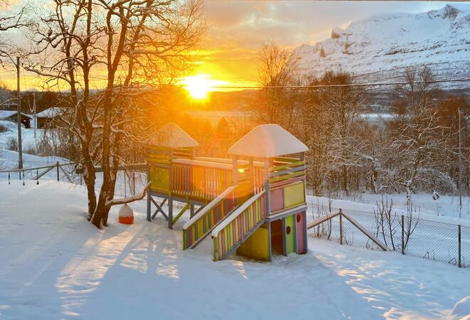 Sol og lekestativ i vinterlandskap