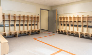 Foto: Harstadbygg Entreprenør Bilde viser garderobe i ny barnehage