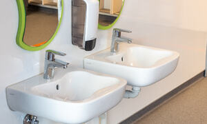 Foto: Harstadbygg Entreprenør Bildet viser to vasker i barnehagen