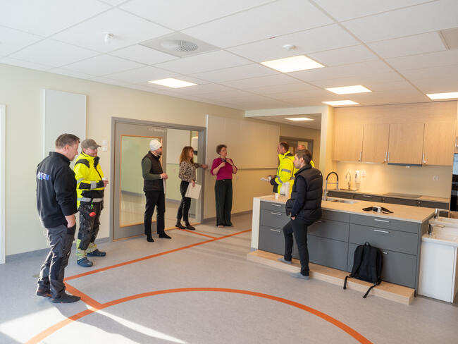 Bildet viser flere personer og involverte ved overlevering av ny barnehage