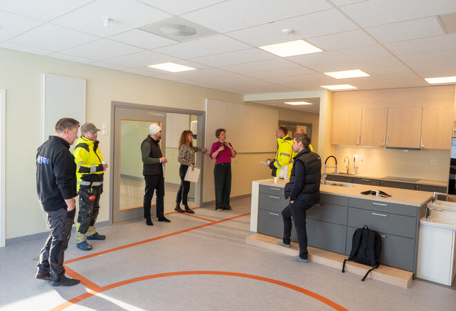 Foto: Harstadbygg Entreprenør Bildet viser flere personer og involverte ved overlevering av ny barnehage