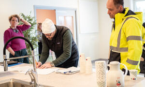 Foto: Harstadbygg Entreprenør Bildet viser signering av kontrakt ved overtakelse av ny barnehage