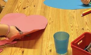 Bilde av barn som klipper ut fisker av papir