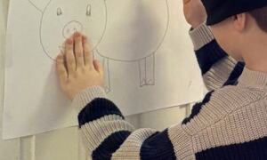 Barn som leker sett halen på grisen