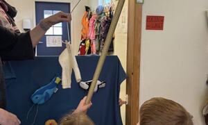 Barn leker fiskedam leken