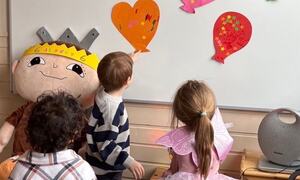 Bilde av fisker på tavle sammen med barn