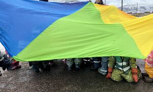 Barneføtter gjemt under flagg