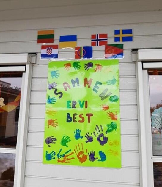 Bilde viser plakat med farger, tekst og barnehender