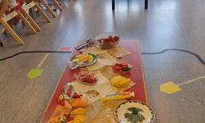 Bildet viser et bord med laks og tilbehør