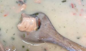 Bildet viser en fiskesuppe