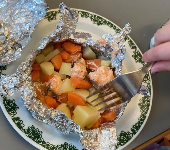Laks i folie med grønnsaker