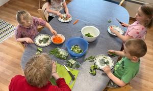 Barn i Kanutten barnehage tilbereder mat