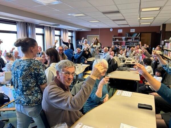 Foto av folk som skåler med sider