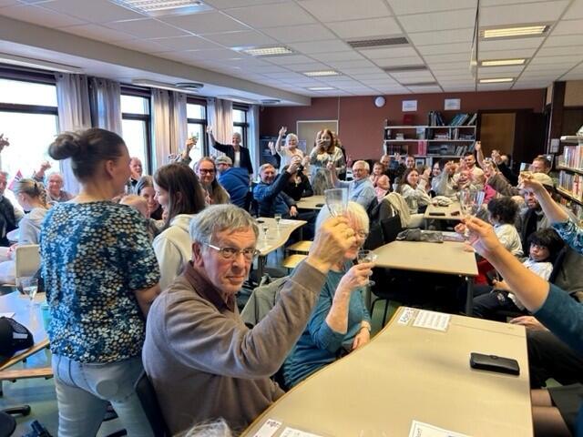 Foto av folk som skåler med sider