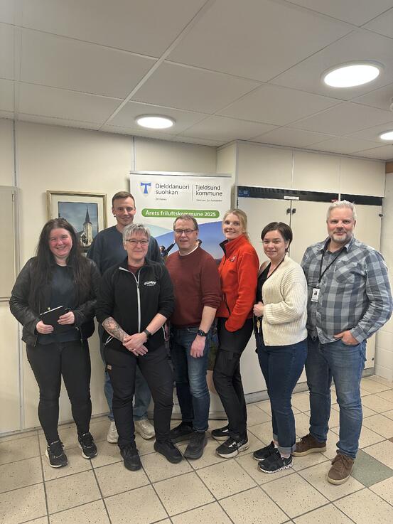 På bildet fra venstre: Marte Henriksen og Janne Hansen fra Fjelldal Handel, Henrik Lorentzen fra Kongsvik Landhandleri, Kommunedirektør Bjørn Tore Sørensen, June Warberg fra Coop Extra Evenskjer, beredskapskoordinator Lena Torbergsen og interkommunal