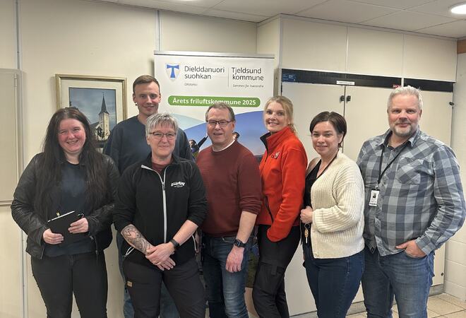 På bildet fra venstre: Marte Henriksen og Janne Hansen fra Fjelldal Handel, Henrik Lorentzen fra Kongsvik Landhandleri, Kommunedirektør Bjørn Tore Sørensen, June Warberg fra Coop Extra Evenskjer, beredskapskoordinator Lena Torbergsen og interkommunal