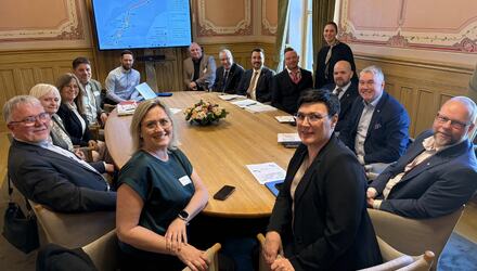 Ordførerne i fra Innherreds regionråds kommuner, sammen utviklingsleder for Innherredsbyen i møte med medlemmer fra Transport- og kommunikasjonskomiteen.