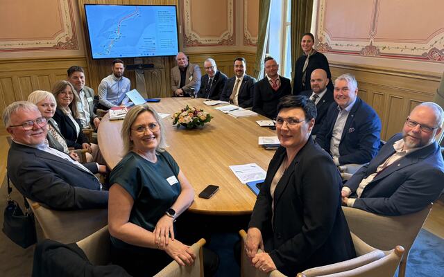 Ordførerne i fra Innherreds regionråds kommuner, sammen utviklingsleder for Innherredsbyen i møte med medlemmer fra Transport- og kommunikasjonskomiteen.