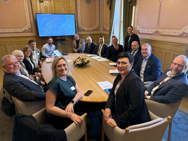 Ordførerne i fra Innherreds regionråds kommuner, sammen utviklingsleder for Innherredsbyen i møte med medlemmer fra Transport- og kommunikasjonskomiteen.