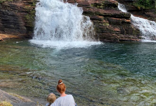 Mennesker ved en foss