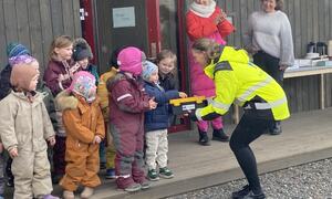 Barna får gave fra Harstad bygg